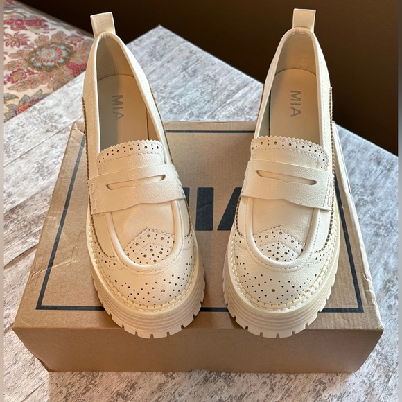 NEW w/Box MIA Womens Deena Round Toe Platform Lug Sole Loafers Color Bone Size 8 - Picture 3 of 11